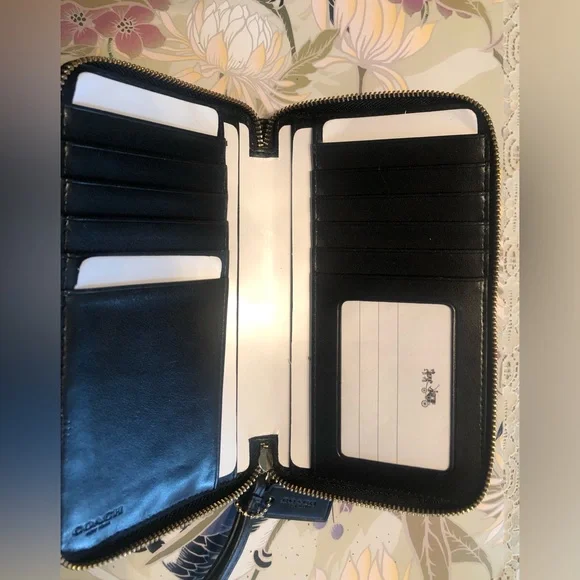 Classic Coach Black Leather Wristlet Wallet NWT,NIB,BRAND NEW FESTIVE Gift Box! - Picture 7 of 14